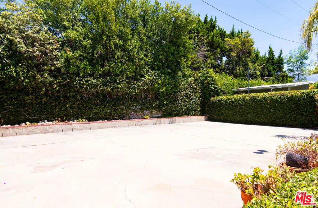 Image 17 of property listing at 941 Chehalem Road, La Canada Flintridge, CA 91011