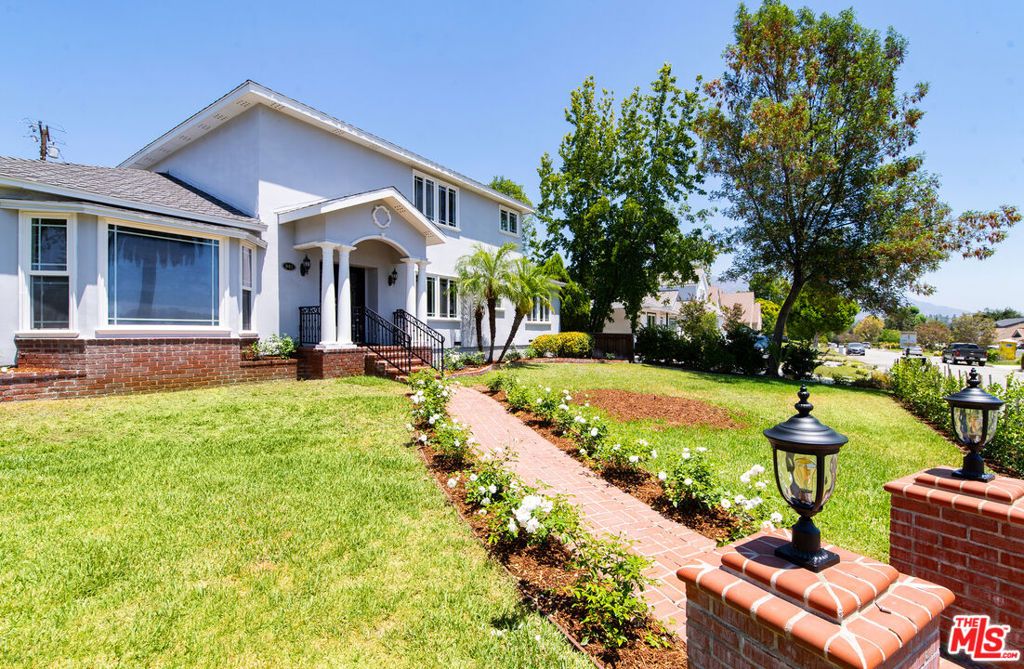 Image 4 of property listing at 941 Chehalem Road, La Canada Flintridge, CA 91011