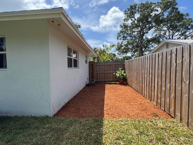 423 Beacon Street, Tequesta, FL 33469