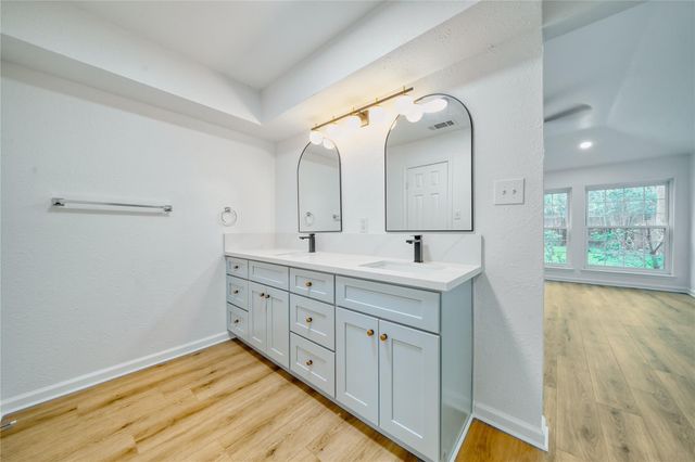 7914 Oakington Drive, Houston, TX 77071