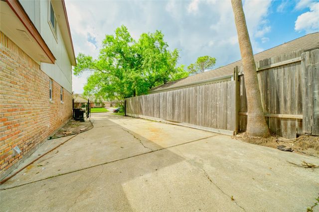 7914 Oakington Drive, Houston, TX 77071