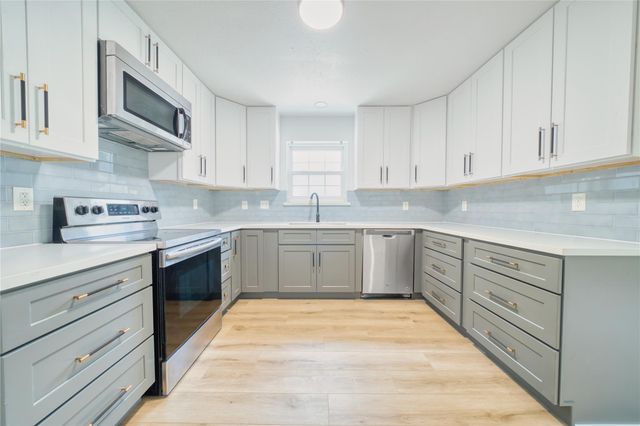 7914 Oakington Drive, Houston, TX 77071