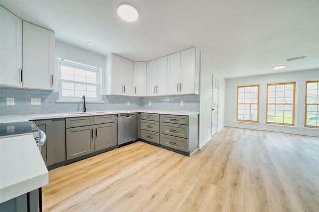 7914 Oakington Drive, Houston, TX 77071