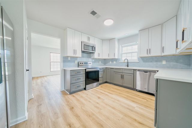 7914 Oakington Drive, Houston, TX 77071