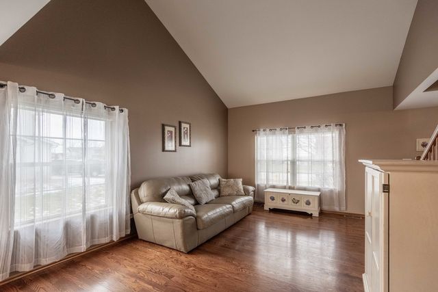 800 Maplewood Drive, Minooka, IL 60447