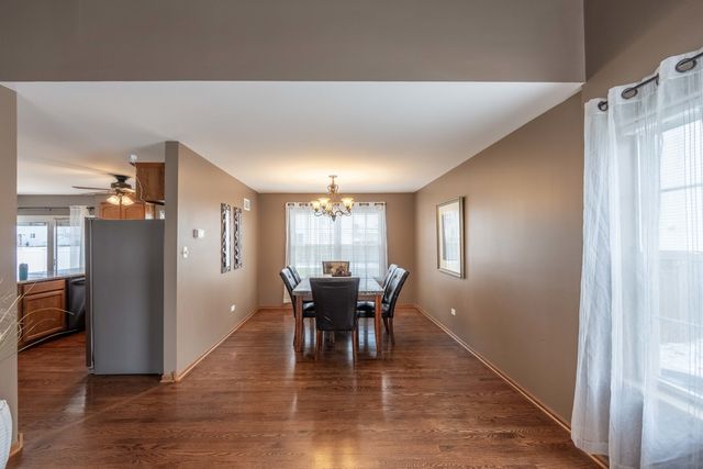 800 Maplewood Drive, Minooka, IL 60447