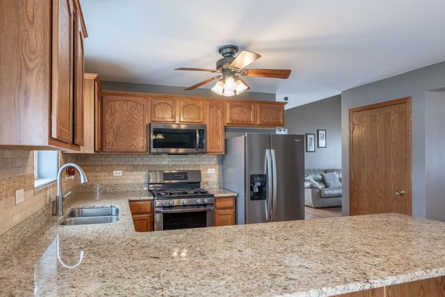 800 Maplewood Drive, Minooka, IL 60447