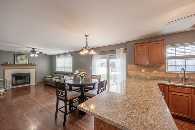 800 Maplewood Drive, Minooka, IL 60447