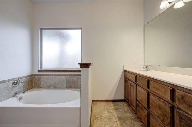 1824 NE 32nd Street, Moore, OK 73160