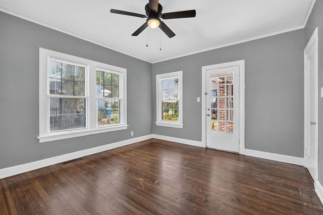210 E Cedar ST, Seguin, TX 78155