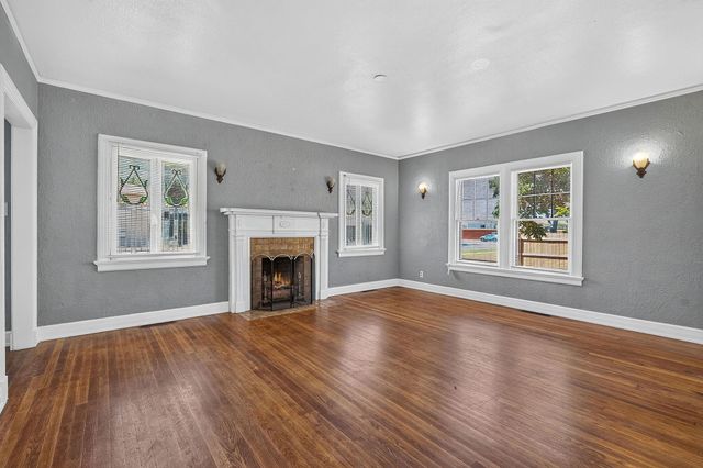210 E Cedar ST, Seguin, TX 78155