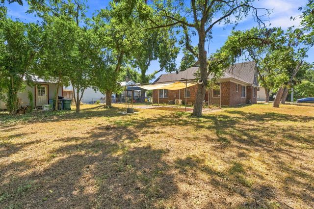 210 E Cedar ST, Seguin, TX 78155
