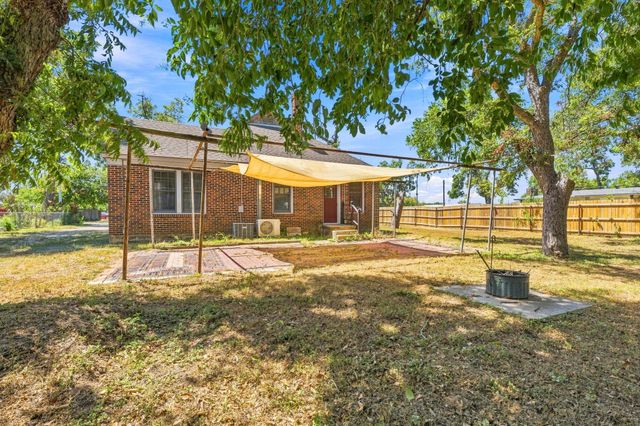 210 E Cedar ST, Seguin, TX 78155