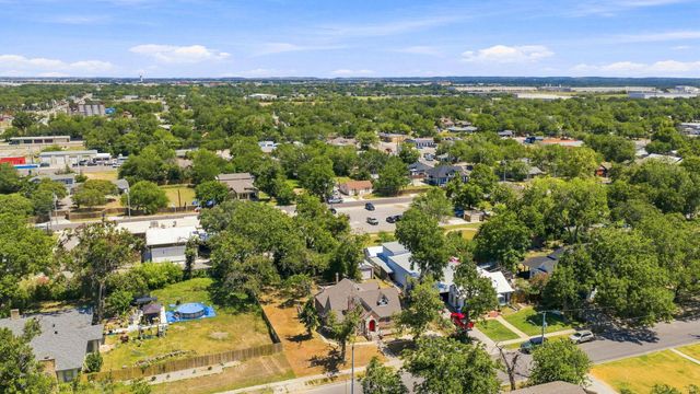 210 E Cedar ST, Seguin, TX 78155