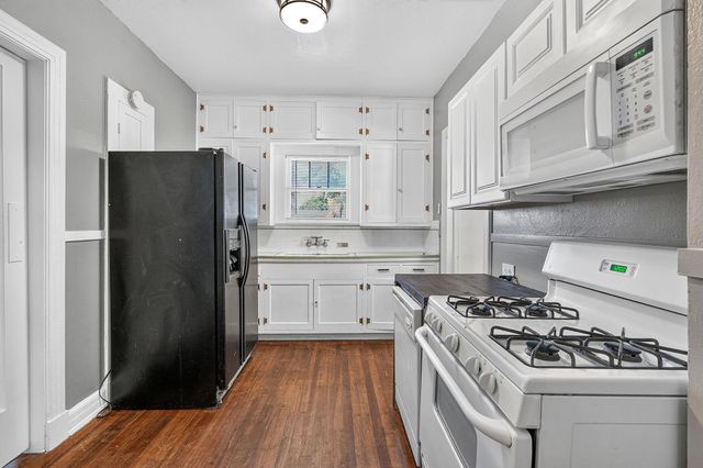 210 E Cedar ST, Seguin, TX 78155