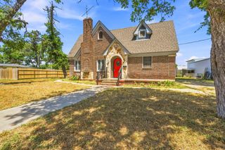 210 E Cedar ST, Seguin, TX 78155