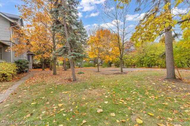 11 Poplar Park Boulevard, Pleasant Ridge, MI 48069