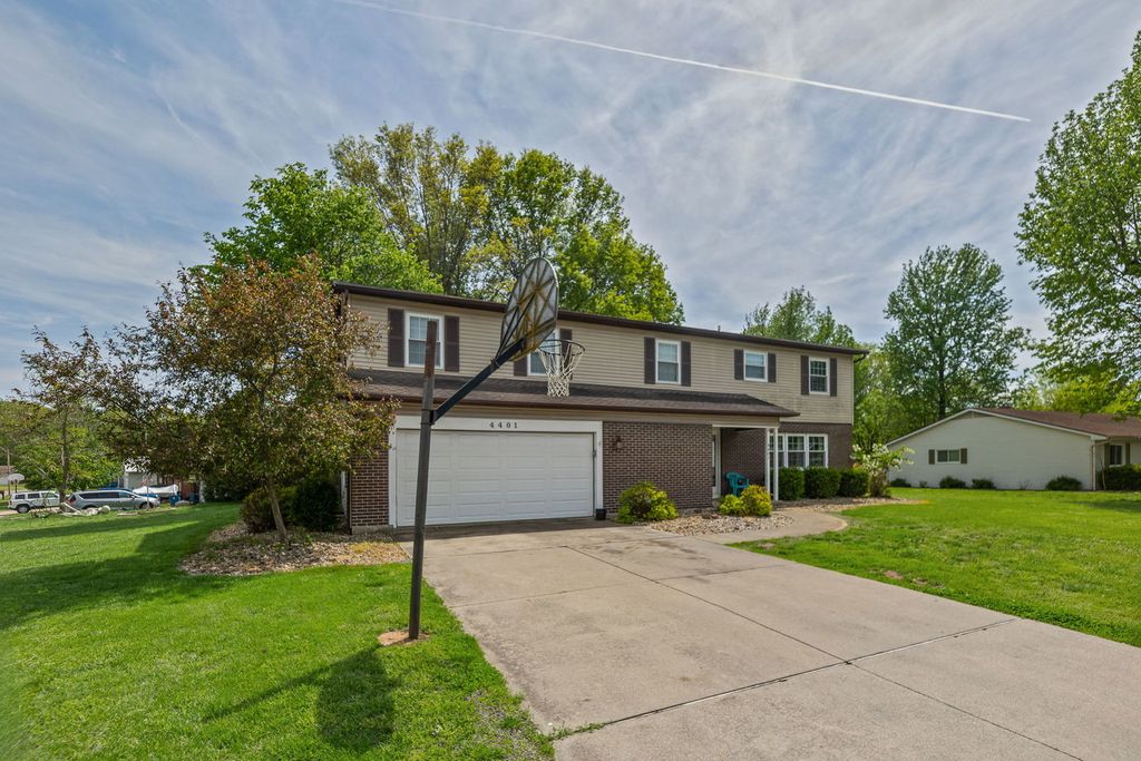 Image 2 of property listing at 4401 Woodglen Lane, Mt Vernon, IL 62864