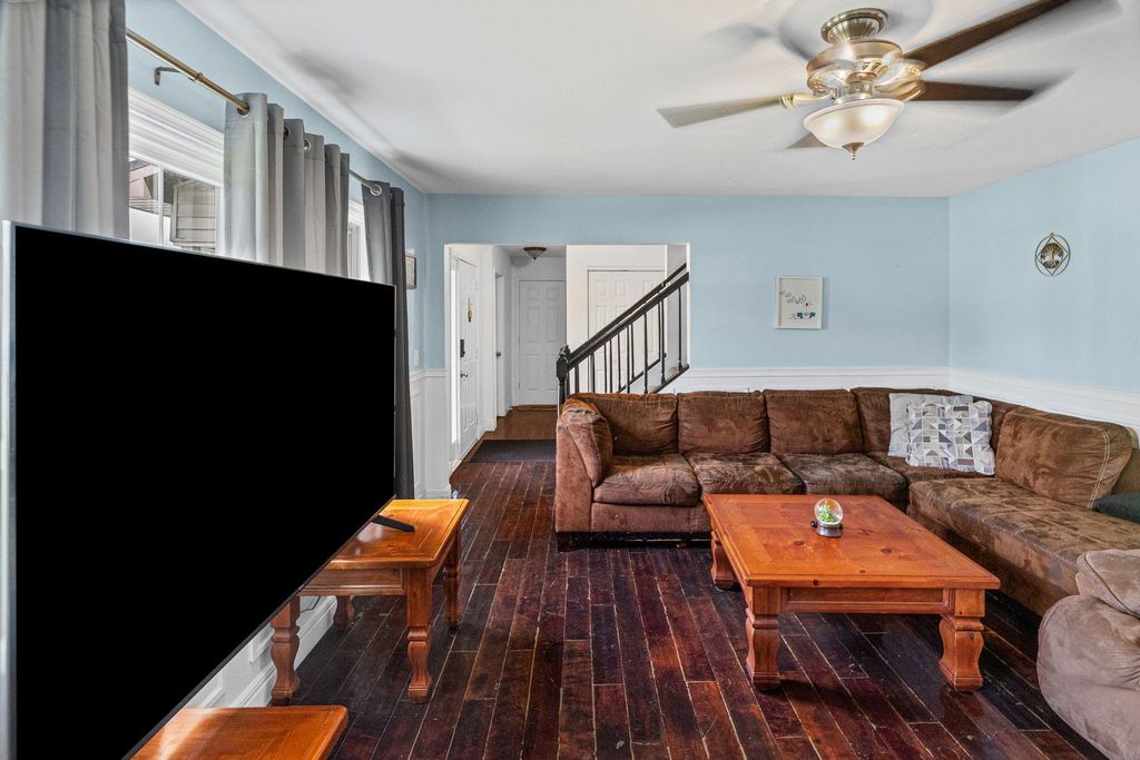 Image 11 of property listing at 4401 Woodglen Lane, Mt Vernon, IL 62864