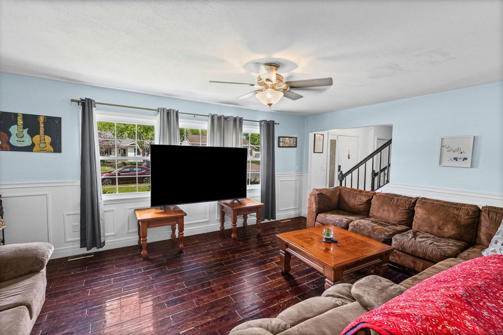 Image 12 of property listing at 4401 Woodglen Lane, Mt Vernon, IL 62864