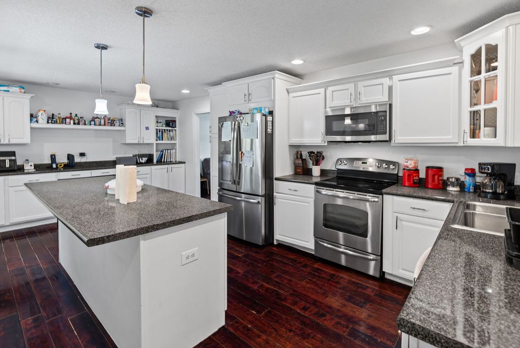 Image 23 of property listing at 4401 Woodglen Lane, Mt Vernon, IL 62864