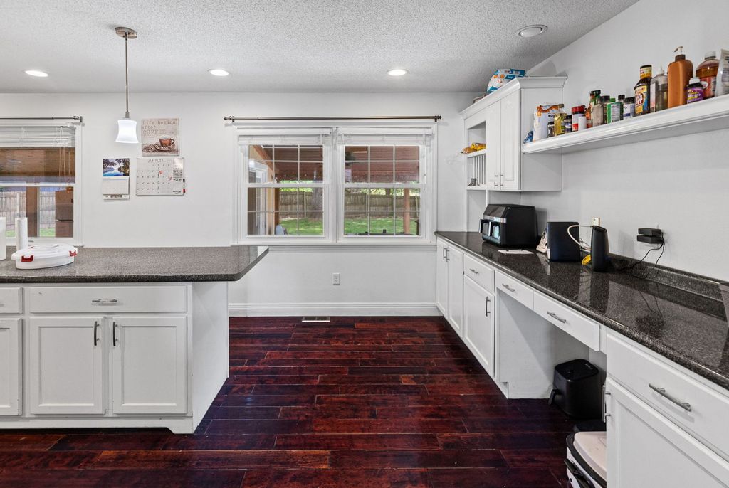 Image 26 of property listing at 4401 Woodglen Lane, Mt Vernon, IL 62864