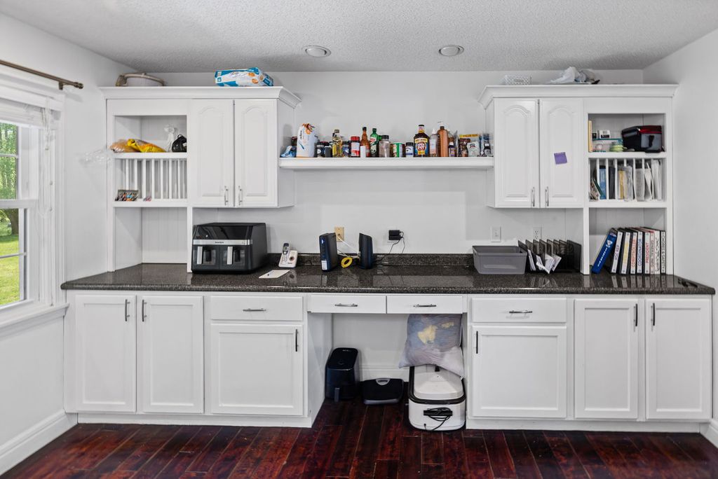 Image 27 of property listing at 4401 Woodglen Lane, Mt Vernon, IL 62864