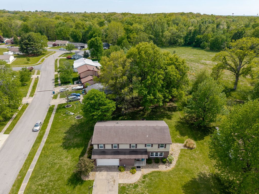 Image 4 of property listing at 4401 Woodglen Lane, Mt Vernon, IL 62864