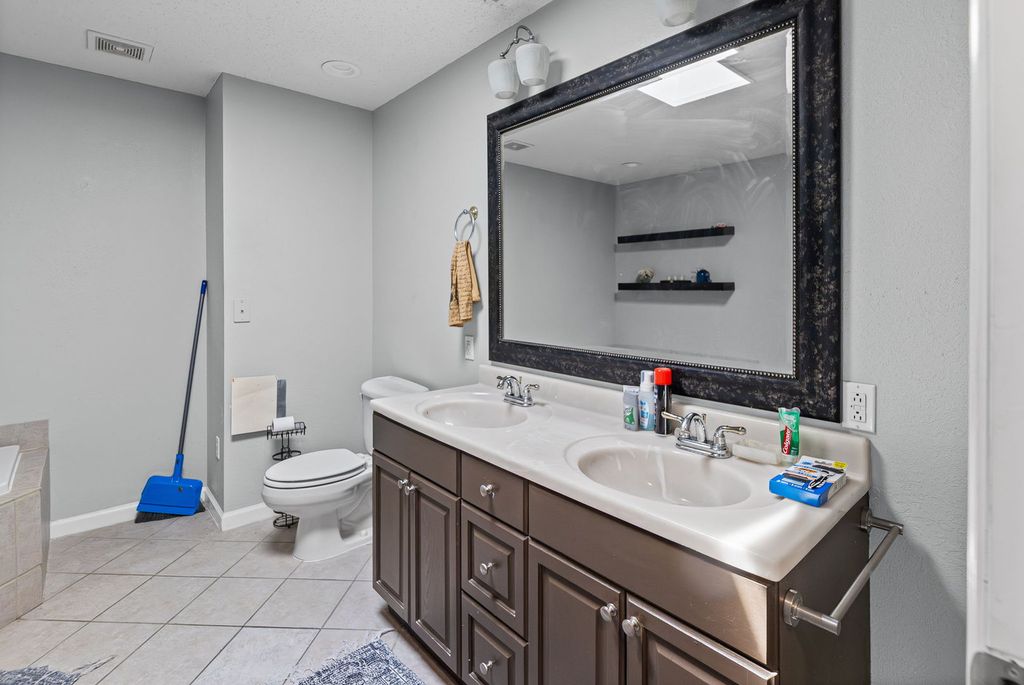 Image 34 of property listing at 4401 Woodglen Lane, Mt Vernon, IL 62864