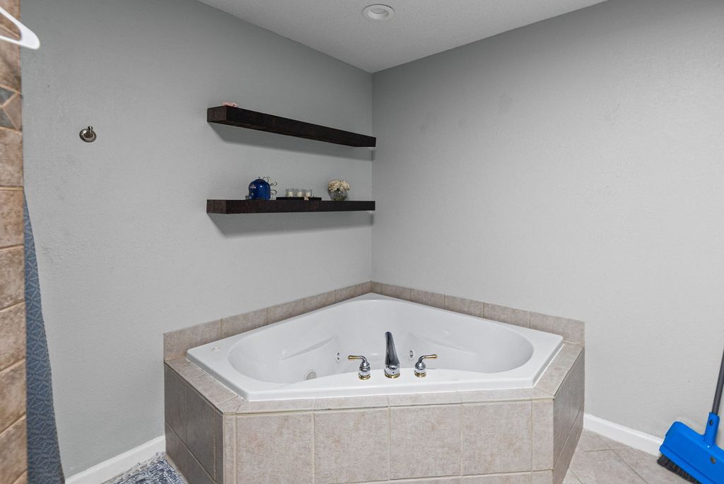 Image 35 of property listing at 4401 Woodglen Lane, Mt Vernon, IL 62864