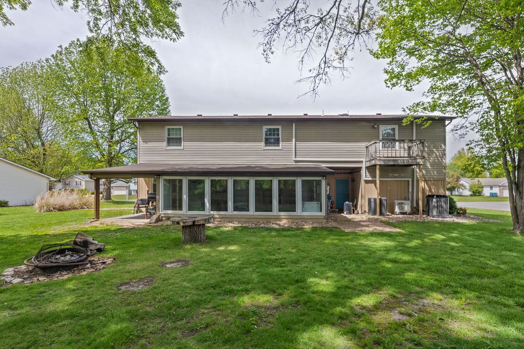 Image 5 of property listing at 4401 Woodglen Lane, Mt Vernon, IL 62864