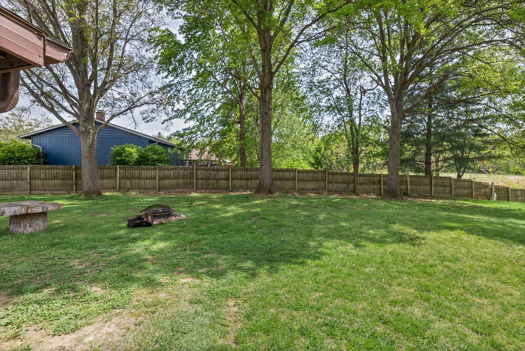 Image 6 of property listing at 4401 Woodglen Lane, Mt Vernon, IL 62864