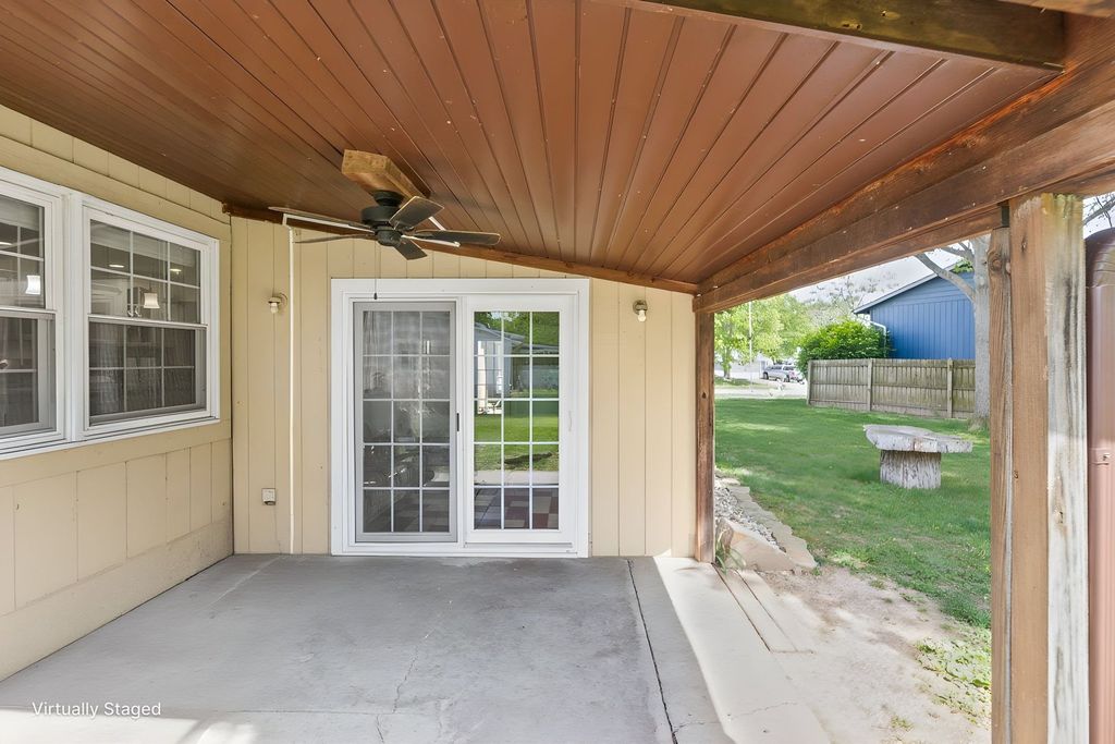 Image 7 of property listing at 4401 Woodglen Lane, Mt Vernon, IL 62864