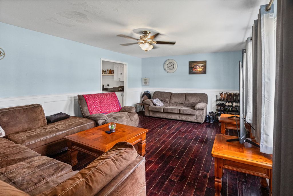 Image 9 of property listing at 4401 Woodglen Lane, Mt Vernon, IL 62864