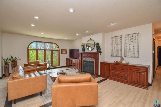 4800 S Caraway Cir Circle, Sioux Falls, SD 57108