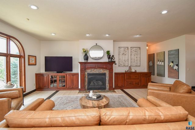 4800 S Caraway Cir Circle, Sioux Falls, SD 57108