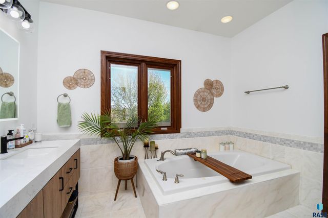 4800 S Caraway Cir Circle, Sioux Falls, SD 57108