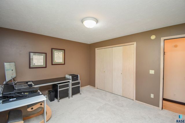 4800 S Caraway Cir Circle, Sioux Falls, SD 57108