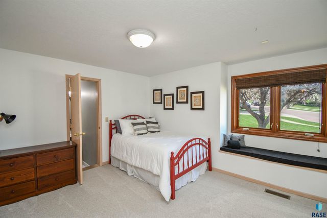 4800 S Caraway Cir Circle, Sioux Falls, SD 57108