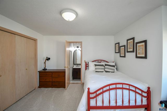 4800 S Caraway Cir Circle, Sioux Falls, SD 57108