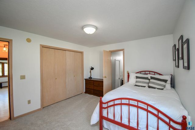 4800 S Caraway Cir Circle, Sioux Falls, SD 57108