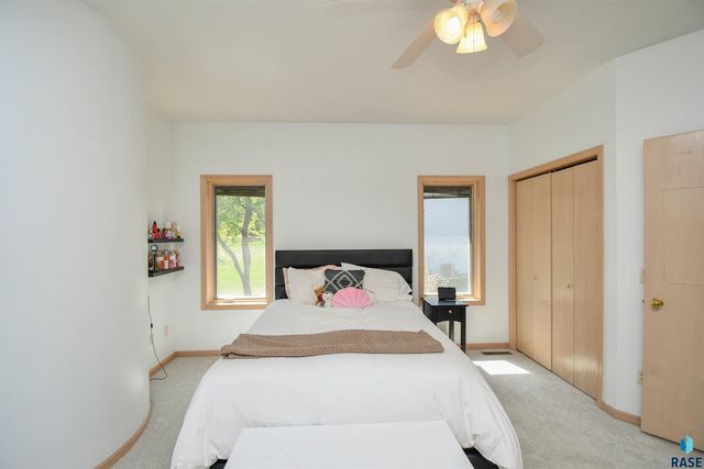 4800 S Caraway Cir Circle, Sioux Falls, SD 57108