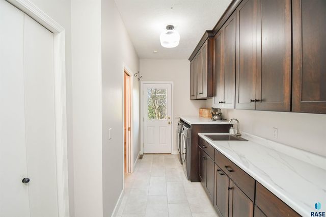 4800 S Caraway Cir Circle, Sioux Falls, SD 57108