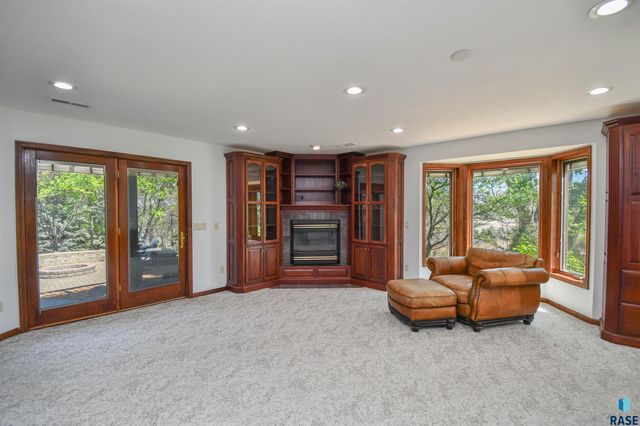 4800 S Caraway Cir Circle, Sioux Falls, SD 57108