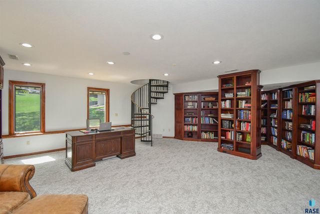 4800 S Caraway Cir Circle, Sioux Falls, SD 57108