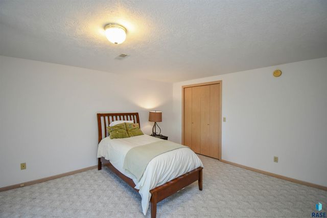 4800 S Caraway Cir Circle, Sioux Falls, SD 57108