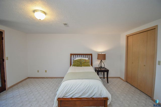 4800 S Caraway Cir Circle, Sioux Falls, SD 57108
