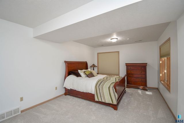 4800 S Caraway Cir Circle, Sioux Falls, SD 57108