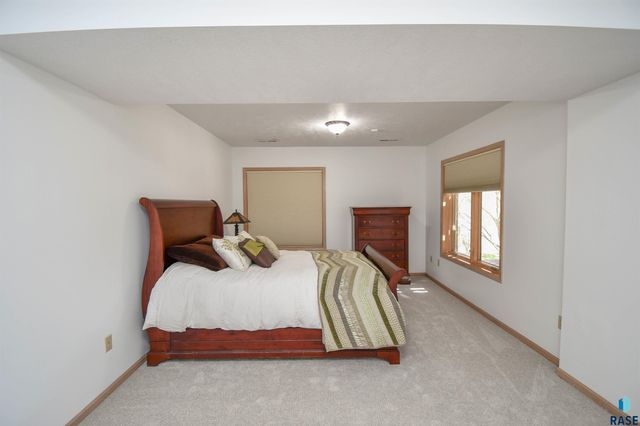 4800 S Caraway Cir Circle, Sioux Falls, SD 57108