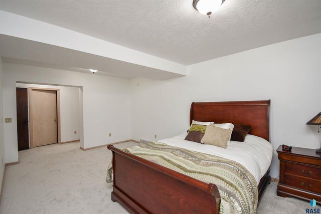 4800 S Caraway Cir Circle, Sioux Falls, SD 57108